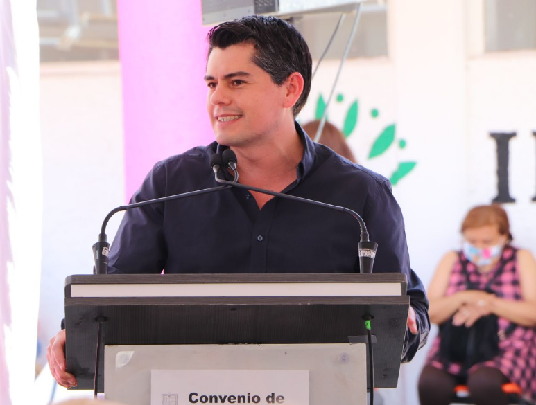 Firma Toño Ixtláhuac convenio para aplicar descuento de traslados a estudiantes foráneos