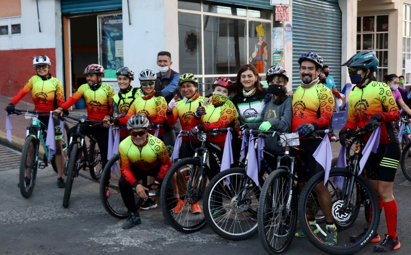 Hombres y Mujeres de Todas las Edades, Participan en el Recorrido, Ruta de la Mujer