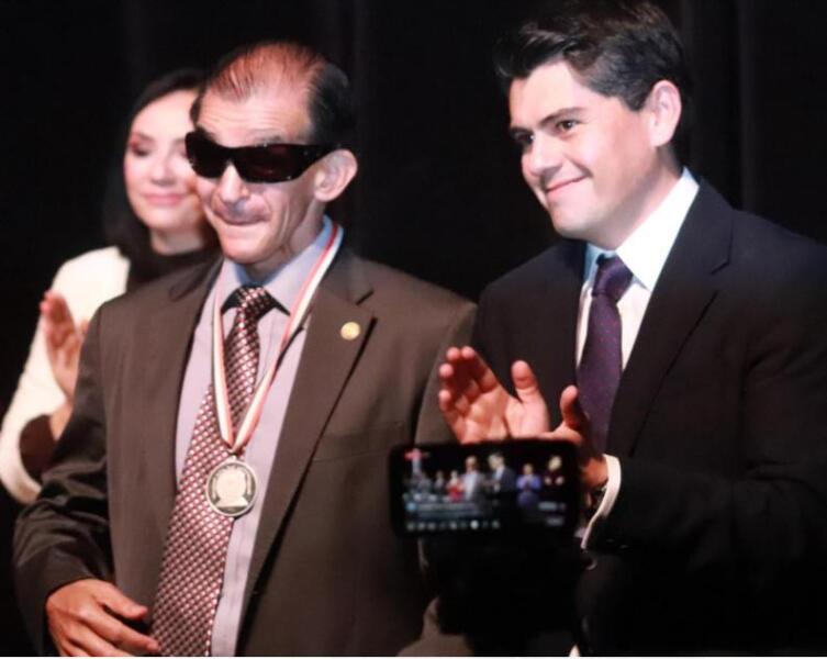 Otorga Ayuntamiento Presea al Mérito Cívico, Suprema Junta Nacional Americana, a Hebert Clavel García