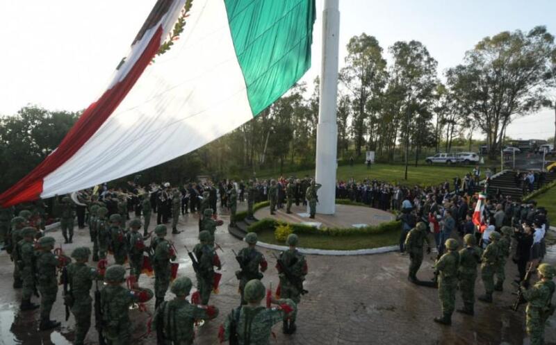 Con Izamiento de Bandera Nacional, Gobierno Municipal Inicia Fiestas Patrias