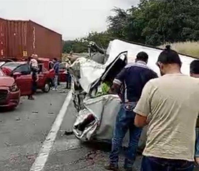 Ocho Muertos en Accidente en la Autopista Siglo XXI