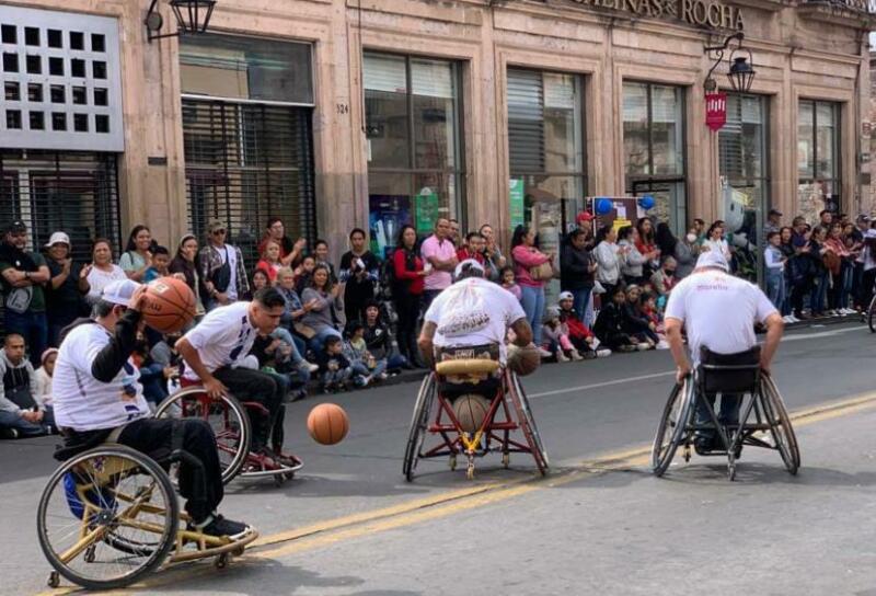 Participan Medallistas de Juegos Paranacionales, en Desfile Cívico