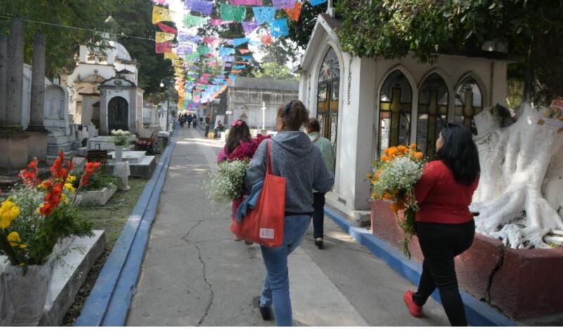 Panteones de Morelia Comienzan a Llenarse de Vida y Tradición