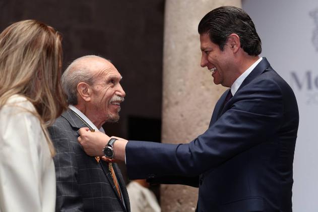 Alfonso Martínez Entrega Presea “Generalísimo Morelos” a dos Morelianos Brillantes