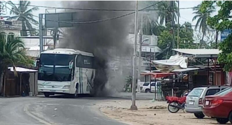 Queman Hombres Armados 11 Vehículos en Carretera Acapulco-Zihuatanejo