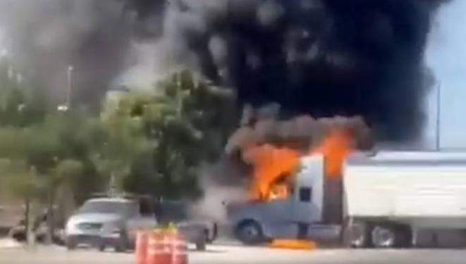 Queman dos Tráileres a la Entrada Autopista de Occidente Morelia-Zamora