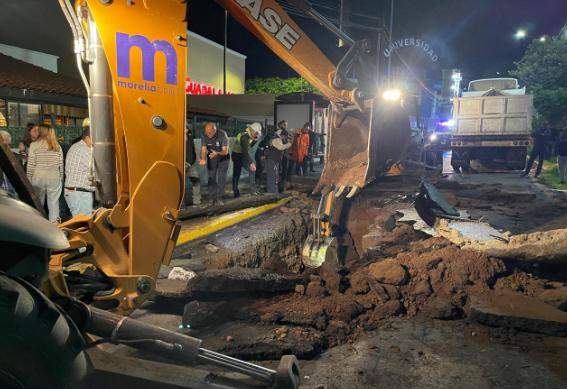 Socavón en Avenida Camelinas