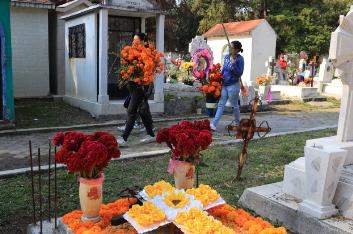 Con Orden y Tranquilidad, Transcurre Día de Muertos en Panteón de Morelia