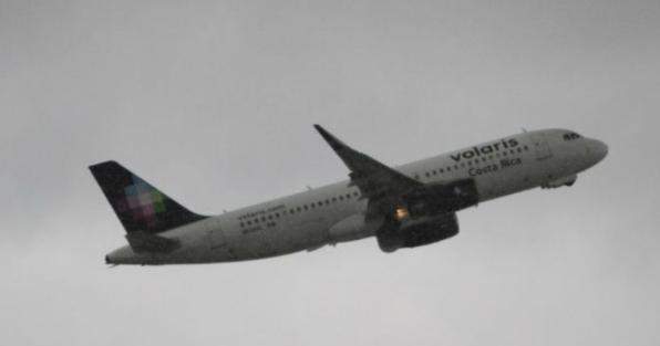 Pasajero en Pleno Vuelo de Volaris Intenta, por la fuerza, Desviar el Avión a EU