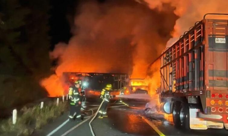 Quema de Vehículos Tras Enfrentamiento Entre Delincuentes y la GN en Pátzcuaro