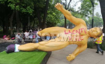 Colapsa CNTE Vialidades y Derriba Estatuas del Mundial de Fútbol en CdMx
