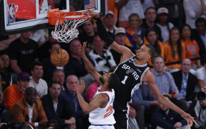San Antonio Venció a Knicks 115 a 111 en las Finales de la NBA y la Serie Esta 2-1