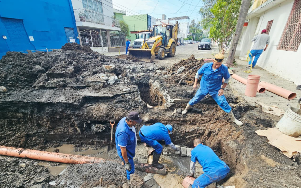 Ooapas Atiende Colapso en Línea Sanitaria en la Calle Pascual Ortiz Rubio