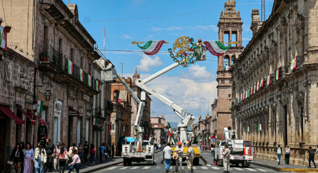 Morelia se Viste de Colores Patrios