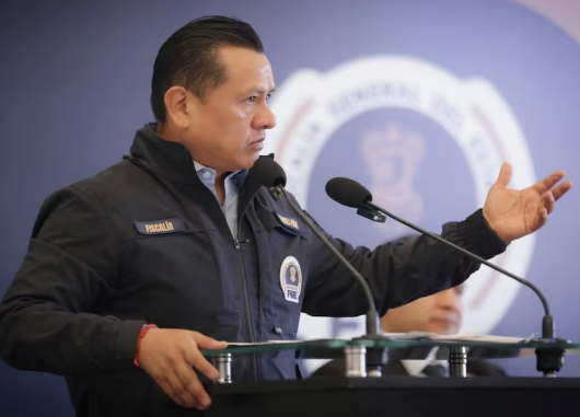Carlos Torres Piña Presenta su Renuncia a la FGE