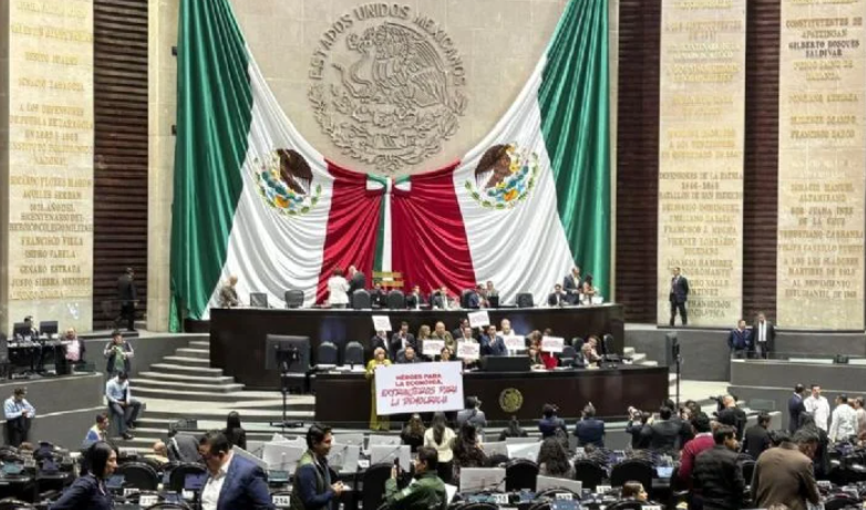 Aprueban la Iniciativa que Prohíbe la Doble Nacionalidad Para el Presidente y Gobernadores