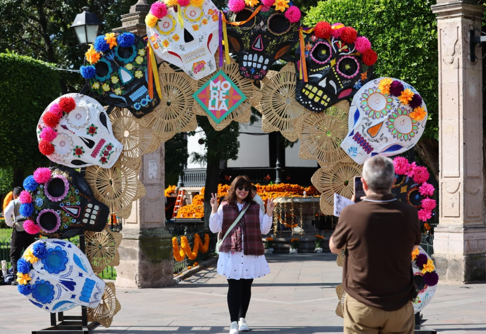 Turistas de México y el Mundo Exaltan Belleza de Morelia en Día de Muertos